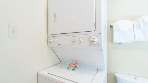 a white washer and dryer in a bathroom at Telluride Lodge 405 by AvantStay Close to Slopes Town in Telluride