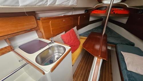 a small boat with a sink in the middle at Lisboa Barco Ilinx Marina Parque das Nações in Lisbon
