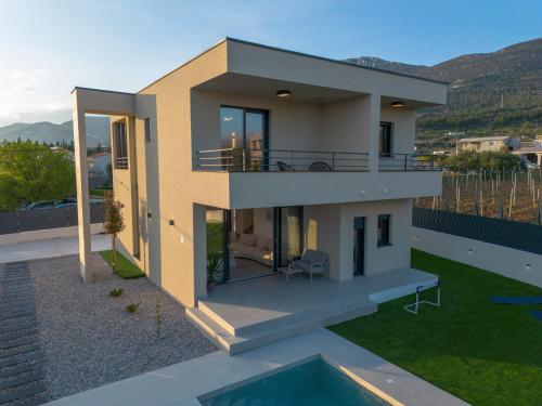Blue Horizon Villa with Heated Pool 4BR and Skylight