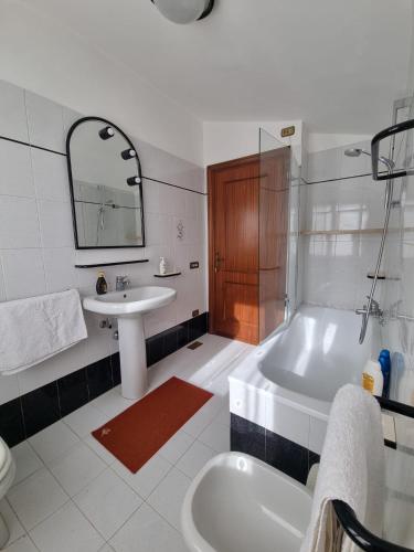 a bathroom with a sink and a tub and a toilet at Casa Vanda in San Lorenzo