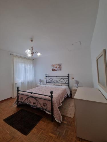 a bedroom with a bed in a white room at Casa Vanda in San Lorenzo