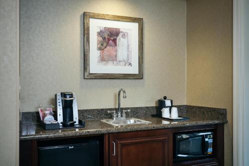 a kitchen with a sink and a microwave at Hilton Garden Inn Seattle/Issaquah in Issaquah