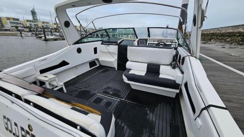 a white boat is docked in the water at Lisboa Barco Gold Prestige Marina Parque das Nações in Lisbon
