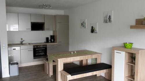 eine Küche mit einem Holztisch im Zimmer in der Unterkunft Ferienwohnung "kleines glück" in Winterberg-Niedersfeld in Winterberg