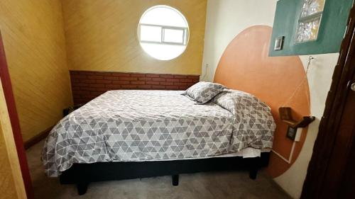 a small bedroom with a bed with a window at El rincón de la Escandón in Mexico City