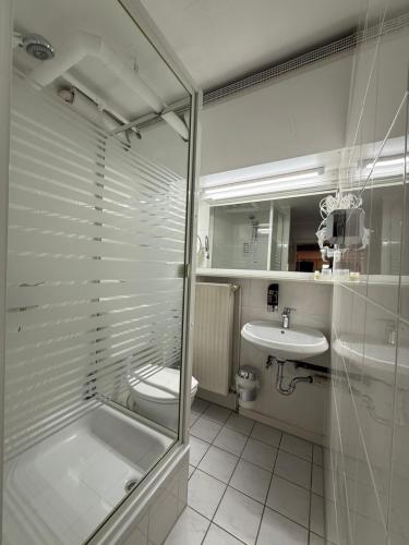 łazienka z prysznicem, toaletą i umywalką w obiekcie Hotel Annablick w mieście Strausberg