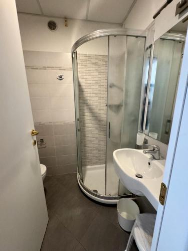 un baño con ducha y lavabo en Hotel El Paso, en Lido di Jesolo