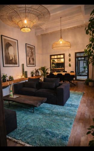a living room with a couch and a table at Loft incroyable en médina in Essaouira
