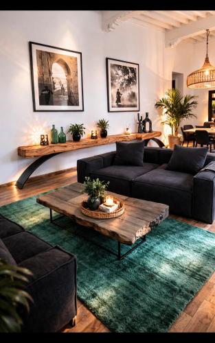 a living room with a couch and a coffee table at Loft incroyable en médina in Essaouira