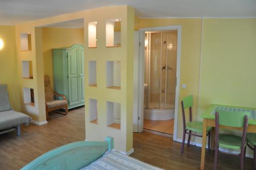 ヤストシェンビャ・グラにあるWilla Mariaのテーブルとダイニングルームのあるリビングルーム