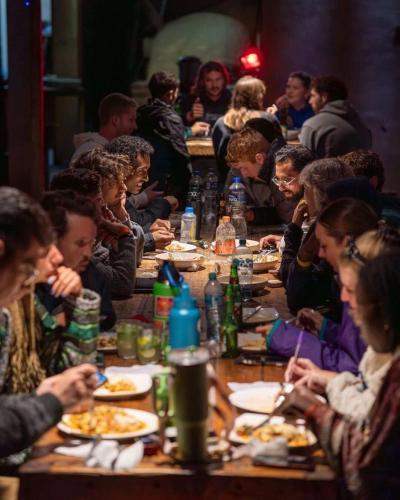 Oaspeți care stau la Puerta Vieja Hostel
