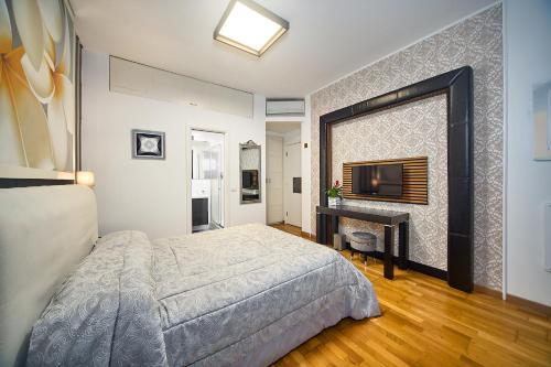 Astoria Golden House