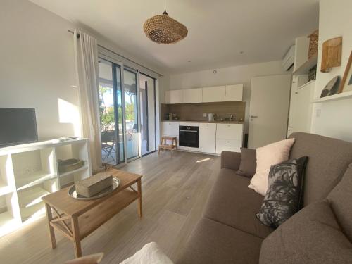 Joli F3 , 4 pers, villa Mahana , plein pied sur jardin , domaine privé criques et plages à pied