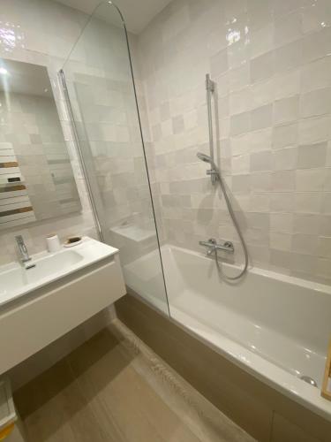 Joli F3 , 4 pers, villa Mahana , plein pied sur jardin , domaine privé criques et plages à pied