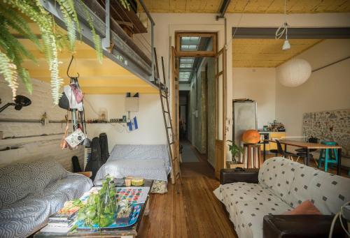 a living room with a couch and a table at Casa compartida de Santi in Montevideo