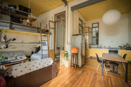 a living room with a couch and a table at Casa compartida de Santi in Montevideo