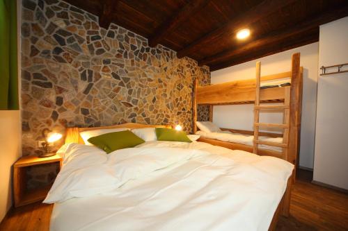 Tempat tidur susun dalam kamar di Pod Ponco Apartments