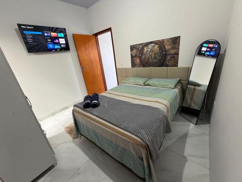 a bedroom with a bed and a tv on the wall at VivaVida boungavilli 01 in Sinop