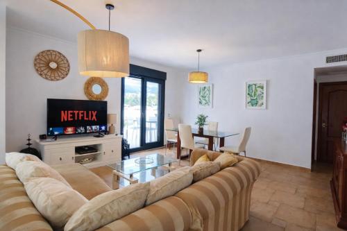 Penthouse with Private Hot Tub ,2 Bedrooms, Walk to Beach