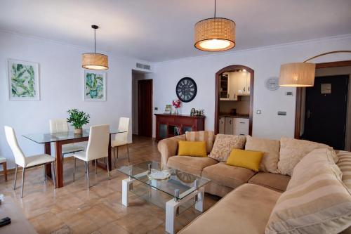 Penthouse with Private Hot Tub ,2 Bedrooms, Walk to Beach