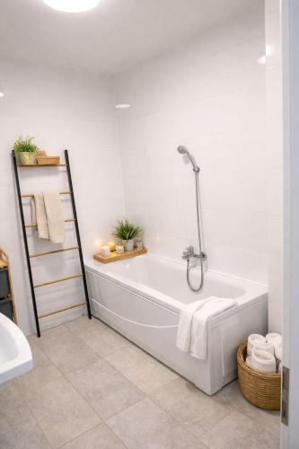 ein weißes Badezimmer mit Badewanne und Waschbecken in der Unterkunft Apartment Ivana Imotski near Makarska in Imotski