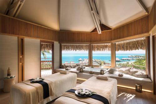 Llit o llits en una habitació de Conrad Bora Bora Nui