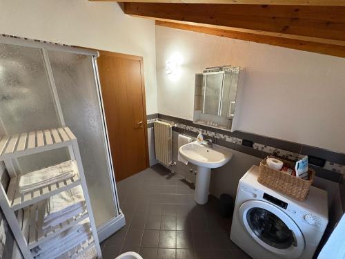 a bathroom with a washing machine and a sink at Hub 2A in Calcio