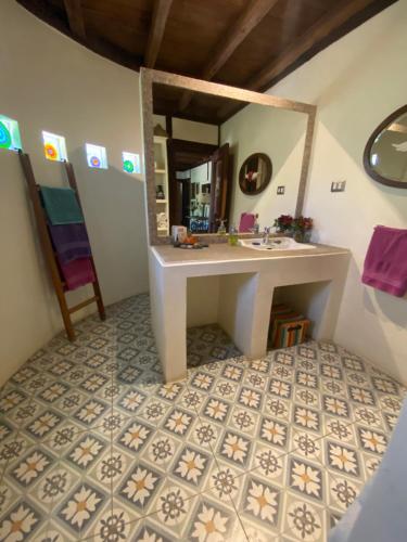 a bathroom with a sink and a mirror at el corazón del cerro in Melipilla