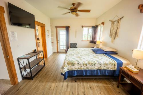 a bedroom with a bed and a flat screen tv at Hilo Vacation Rental in Hilo