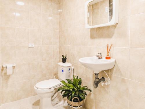 a bathroom with a toilet and a sink at La Jaus by Hope in Guatapé