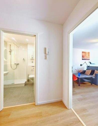 a room with a bathroom with a shower and a toilet at Langenfeld City Apartment in Langenfeld