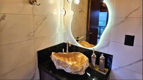 a bathroom with a sink and a mirror at Cabana Valle Pietra in Nova Petrópolis