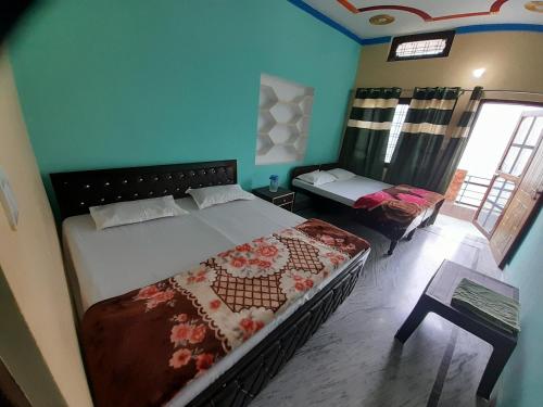 a bedroom with a bed and a bench in it at Chaukhamba view stay in Gupta Kāshi