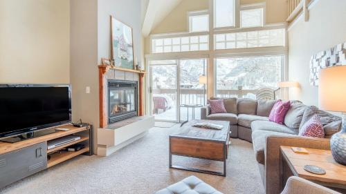 a living room with a couch and a television at Etta Place Too 113 by AvantStay Close to Town The Slopes In Complex w Communal Pool Hot Tub in Telluride