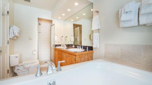 a bathroom with a tub and a toilet and a sink at Etta Place Too 113 by AvantStay Close to Town The Slopes In Complex w Communal Pool Hot Tub in Telluride