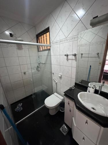a bathroom with a toilet and a sink at Moto GP sobrado in Goiânia