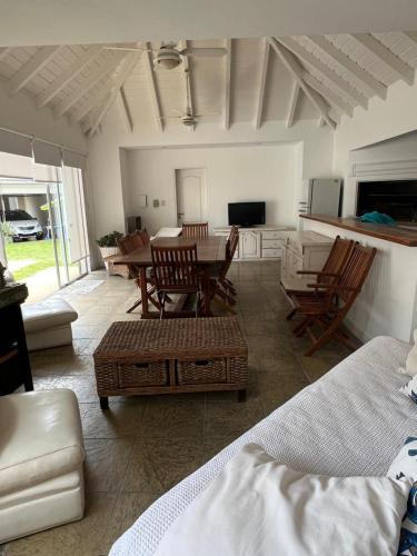 a living room with a table and chairs at Casa Azul in San Pedro
