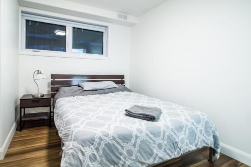 a bedroom with a bed and a window at Appartement 2 chambres, centre ville, séjour longue durée in Quebec City