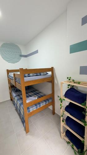 a room with wooden shelves with blue towels at Refúgio com estilo 2 Quartos 6 Pessoas in Bertioga