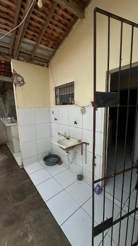 a bathroom with a sink and a toilet at Parnaíba cantinho do sossego in Parnaíba