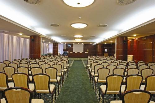 a large room with rows of chairs and a green carpet at Gli Dei in Pozzuoli