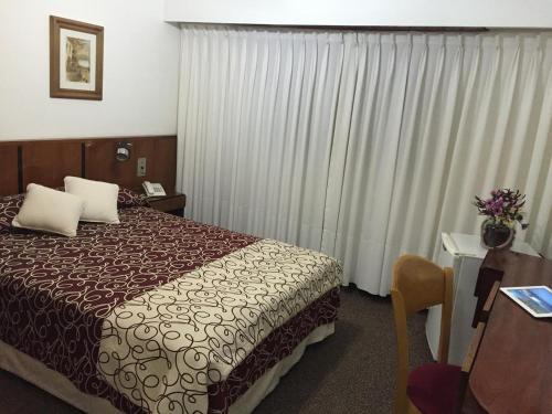 En eller flere senge i et værelse på Hotel Morales