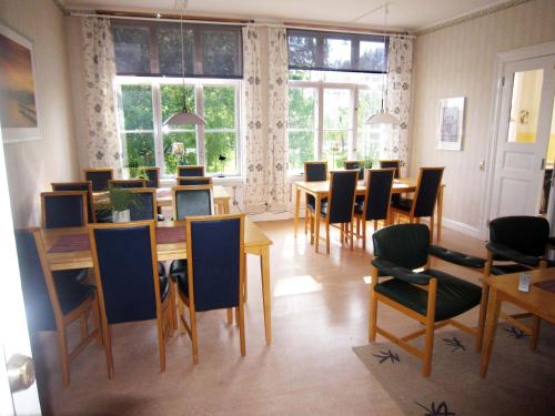 a dining room with a table and chairs at Ediths Pensionat in Karlsborg