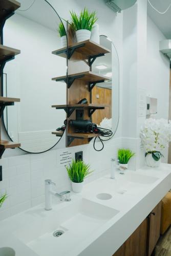 Bilik mandi di Aiva Hostel