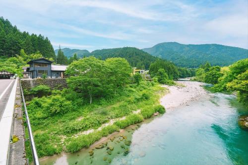 a view of a river from a bridge at Sauna Villa ITADORI サウナヴィラ板取 in Sekimachi
