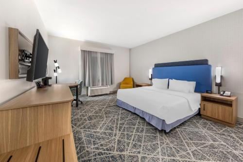 a hotel room with a bed and a desk at Hampton Inn & Suites Riverside/Corona East in Riverside