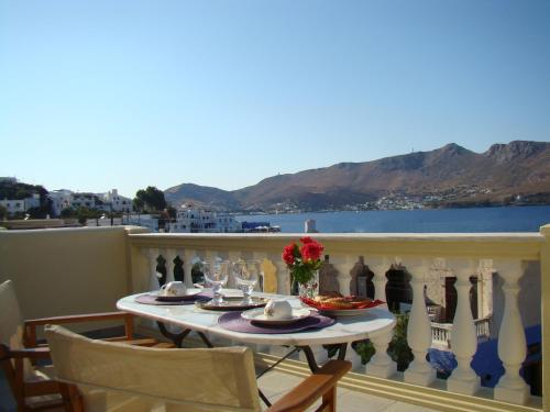 uma mesa numa varanda com vista para a água em Tassos Apartments II em Agia Marina