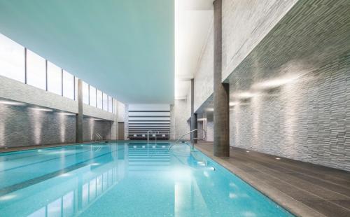 een groot zwembad in een gebouw bij The Watergate Hotel Georgetown in Washington