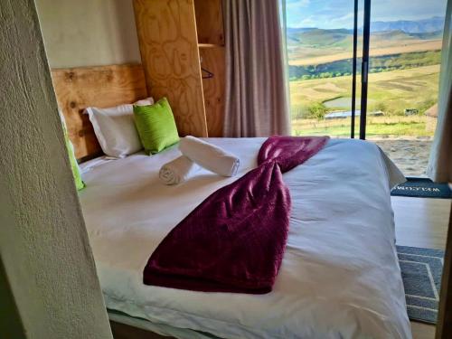 เตียงในห้องที่ Tsoelike River Lodge