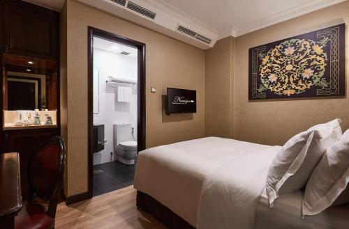 En eller flere senge i et værelse på Nostalgia Hotel